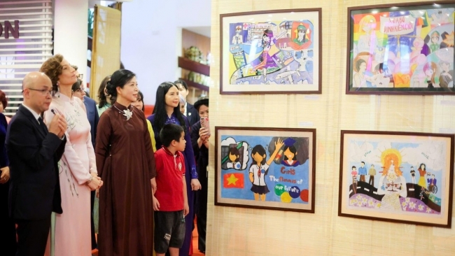 Phu nhân Tổng Bí thư và Tổng Giám đốc UNESCO dự triển lãm tranh cổ vũ quyền học tập của trẻ em gái