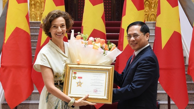 Tổng Giám đốc UNESCO nhận Kỷ niệm chương "Vì sự nghiệp Ngoại giao Việt Nam"