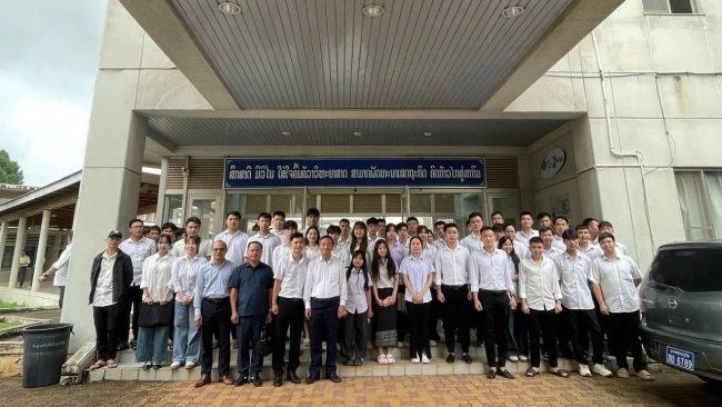 Sinh viên Việt Nam sống trách nhiệm, học tập nghiêm túc tại Lào