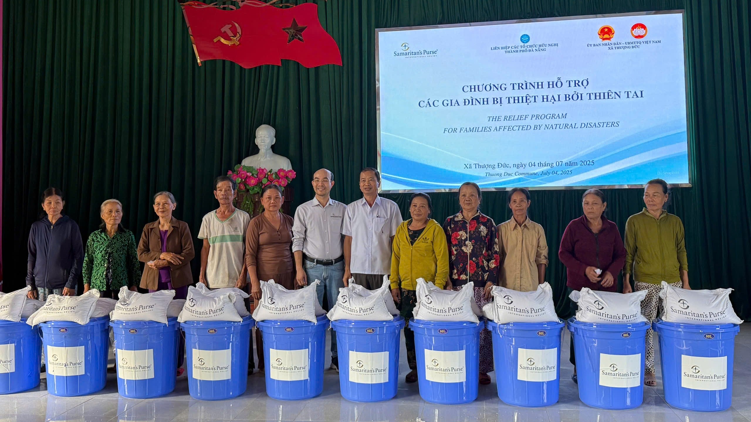 Đà Nẵng: 300 hộ dân vùng lũ nhận quà cứu trợ từ tổ chức Samaritan’s Purse (Hoa Kỳ)