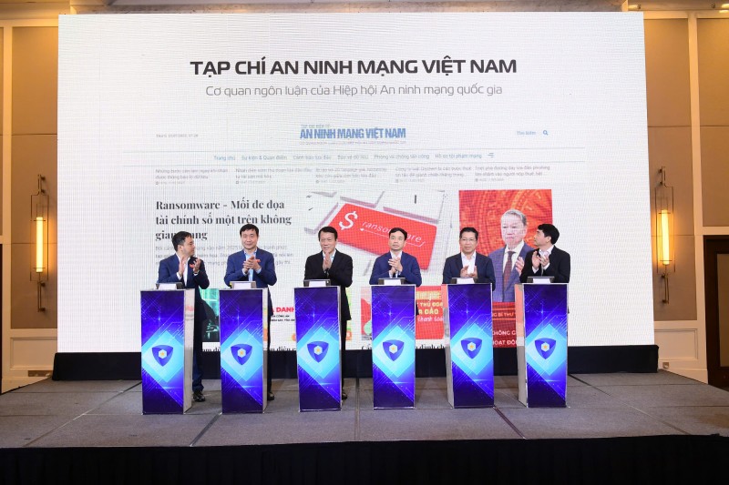 Đại tướng Lương Tam Quang cùng các đại biểu nhấn nút chính thức ra mắt tạp chí điện tử An ninh mạng Việt Nam