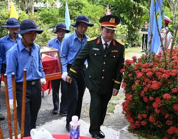 Đón hài cốt liệt sĩ quân tình nguyện Việt Nam hy sinh tại Campuchia về đất mẹ