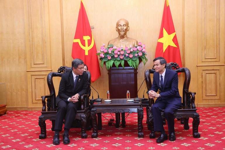 Đồng chí Đoàn Minh Huấn, Ủy viên Trung ương Đảng, Phó Giám đốc Thường trực Học viện Chính trị quốc gia Hồ Chí Minh và ngài Chan Chun Sing, Phó Tổng Thư ký Đảng Hành động Nhân dân Singapore, Bộ trưởng Điều phối các Dịch vụ Công kiêm Bộ trưởng Quốc phòng Singapore.