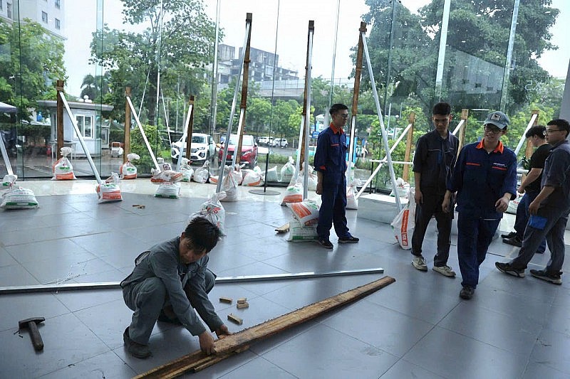 Bão số 3 gây mưa dông kèm lốc sét ở Hà Nội, người dân chằng chống nhà cửa sẵn sàng ứng phó