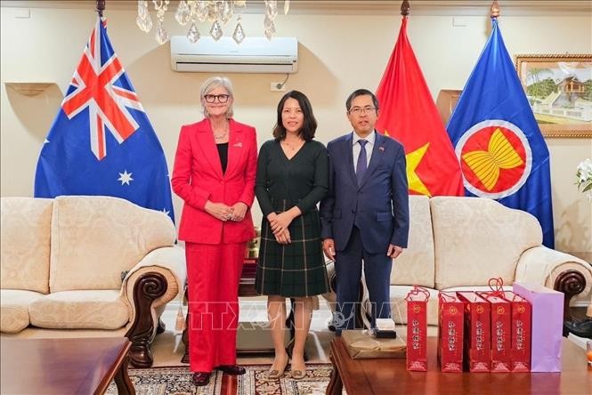Toàn quyền Australia Sam Mostyn (trái) cùng Đại sứ Việt Nam tại Australia Phạm Hùng Tâm và phu nhân. Ảnh: TTXVN phát