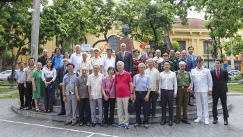 thu truong bo ngoai giao cuba dang hoa tuong niem anh hung dan toc jose marti tai ha noi