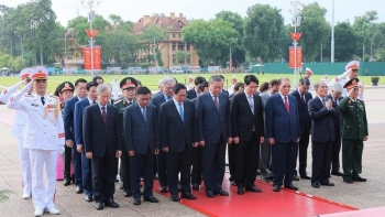 lanh dao dang nha nuoc vao lang vieng chu tich ho chi minh tuong niem cac anh hung liet si