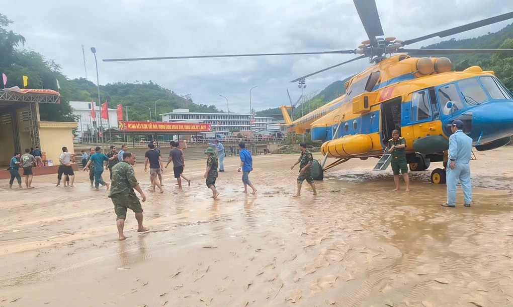 Trực thăng của Trung đoàn 916 tiếp cận điểm đầu tiên để vận chuyển hàng hóa thiết yếu, sáng 24/7. (Ảnh: Trung đoàn 916)