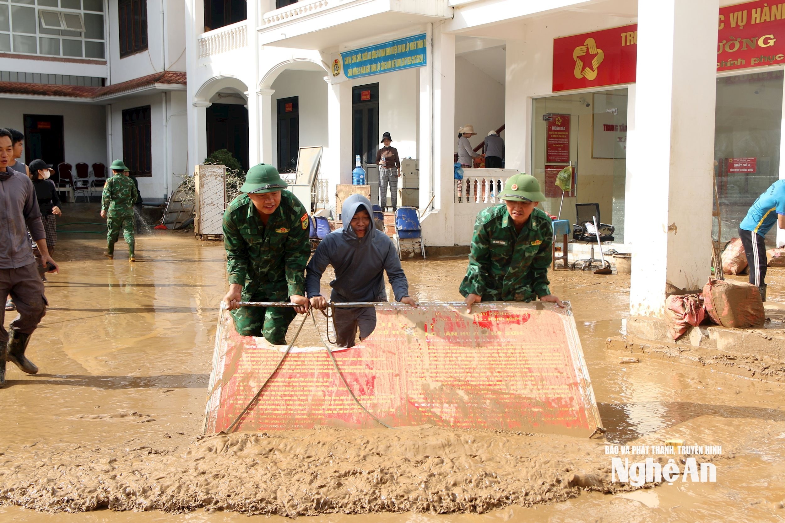 Cùng ngày, hàng trăm người từ các khối, bản đã đổ về xã Mường Xén (Nghệ An) để chung tay khắc phục hậu quả bão lũ. (Ảnh: Báo và Phát thanh, Truyền hình Nghệ An)