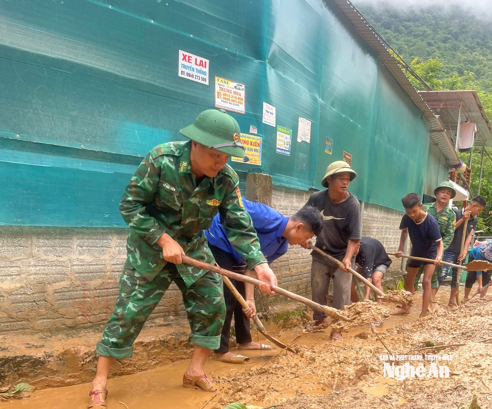 Tại xã Mường Típ, toàn bộ các bản vẫn bị cô lập hoàn toàn do đường vào xã bị lũ cuốn sập. Lực lượng “4 tại chỗ” đang nỗ lực khắc phục hậu quả. (Ảnh: Báo và Phát thanh, Truyền hình Nghệ An)