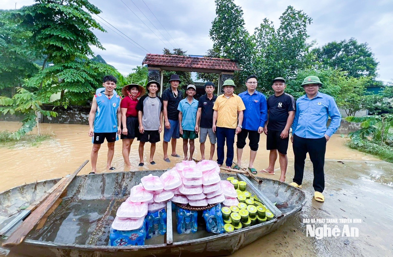 Tại xã Nhân Hòa, nhiều nhà ngập sâu, xóm làng bị cô lập, bữa ăn thường nhật trở nên xa xỉ khi bếp núc ngập bùn, thiếu thực phẩm. Những bếp ăn nghĩa tình của người dân địa phương đã tiếp tế cho các gia đình vùng lũ. (Ảnh: Báo và Phát thanh, Truyền hình Nghệ An)