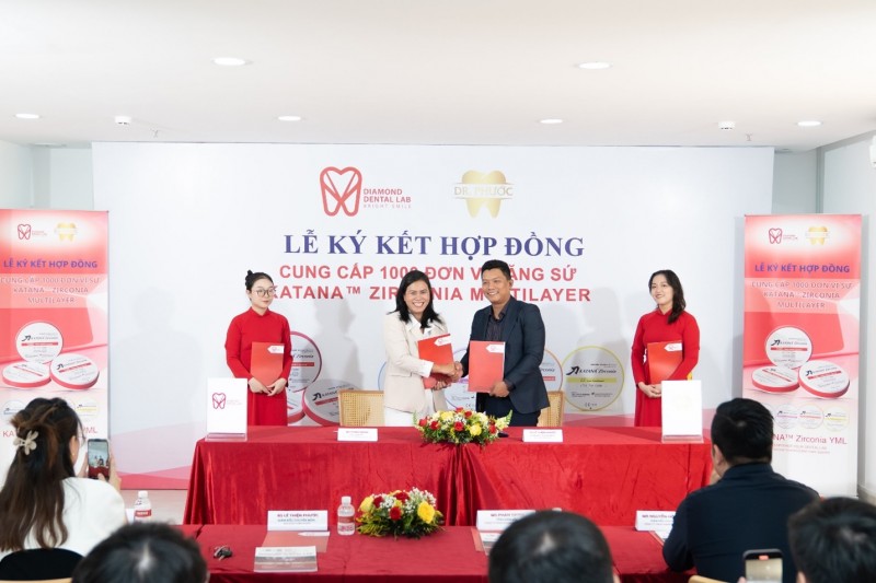 Ảnh: bà Phan Thị Ngọc Oanh, Tổng Giám Đốc Diamond Lab và Bác sĩ Lê Thiện Phước, Giám đốc Nha Khoa Thiện Phước chính thức là đối tác chiến lược.