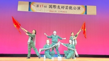 nguoi viet tai nhat lan toa ban sac van hoa qua san khau nghe thuat
