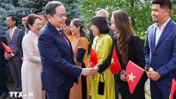 chu tich quoc hoi gap go trao doi voi cong dong nguoi viet nam tai thuy si
