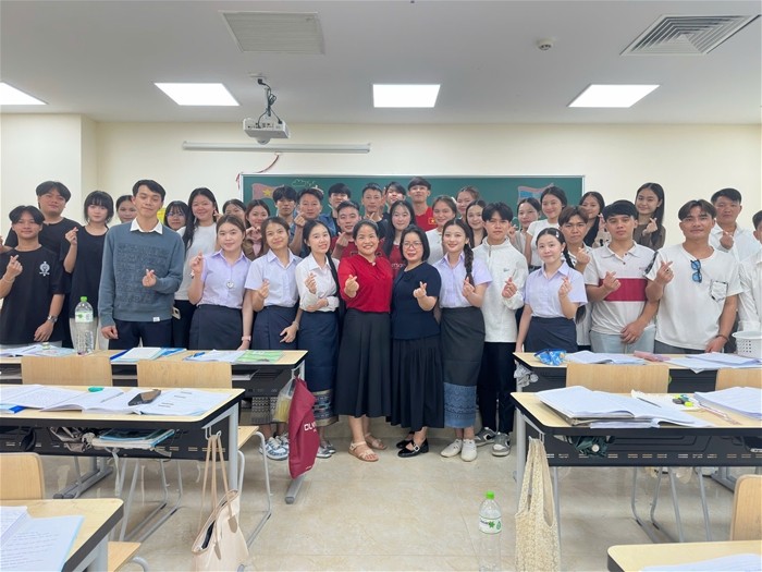 Các lưu học sinh Lào tham gia giao lưu, trải nghiệm. (Ảnh: Trường Đại học Tân Trào)