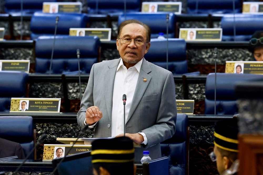 Thủ tướng Malaysia Anwar Ibrahim phát biểu tại kỳ họp thứ tư, Quốc hội khóa 15 ngày 05/8/2025. (Ảnh: Bernama)