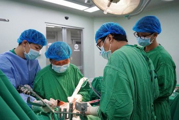 lan dau tien phau thuat cho benh nhan ung thu gan bang he thong dao mo sieu am o dbscl