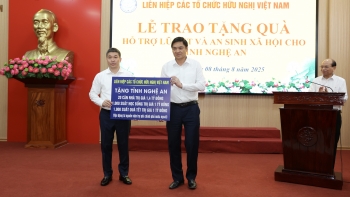 lien hiep cac to chuc huu nghi viet nam trao goi ho tro 34 ty dong cho nghe an