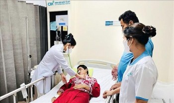 bac si viet nam dieu tri phuc hoi thanh cong cho be gai campuchia bi chan thuong so nao