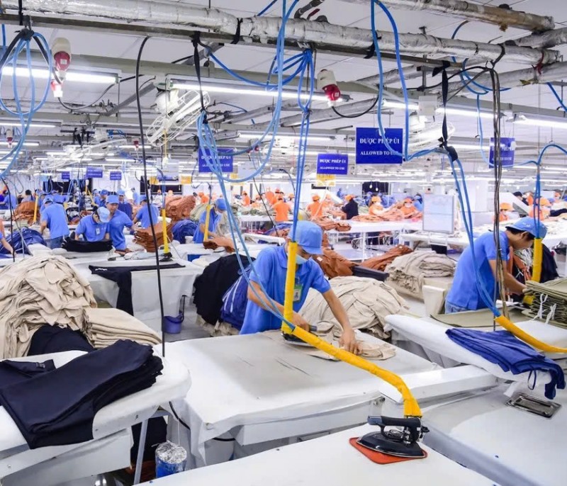 Ngành dệt may Việt Nam đối mặt thách thức kép là mức thuế Mỹ 20% và nỗi lo đảm bảo đời sống cho người lao động. Ảnh: Q.HUY