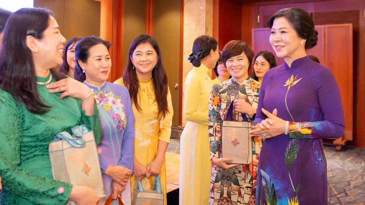phu nhan tong bi thu to lam gap go than tinh cac co dau viet nam tai han quoc