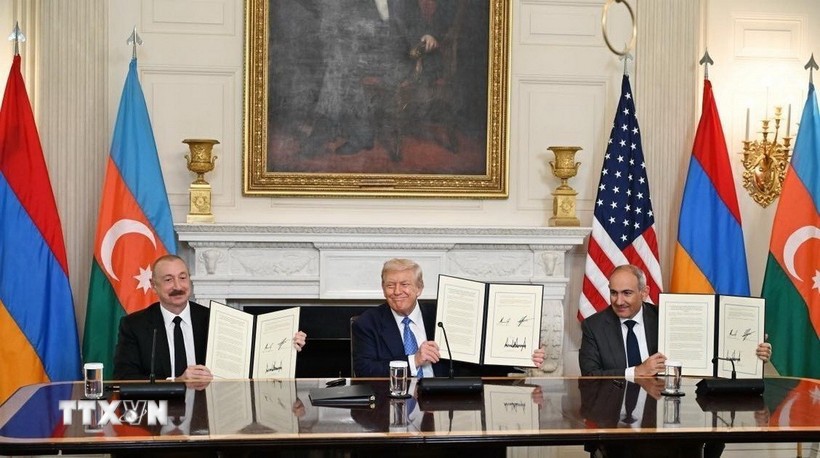 Tổng thống Mỹ Donald Trump (giữa) chủ trì cuộc hòa đàm và ký kết thoả thuận hợp tác giữa Tổng thống Azerbaijan Ilham Aliyev (trái) với Thủ tướng Armenia Nikol Pashinyan tại Thủ đô Washington DC., ngày 8/8/2025. (Ảnh: AZERTAC/TTXVN)