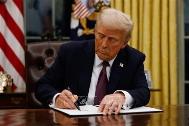Tổng thống Mỹ Donald Trump ký sắc lệnh tại Nhà Trắng. Ảnh tư liệu: Getty Images/TTXVN
