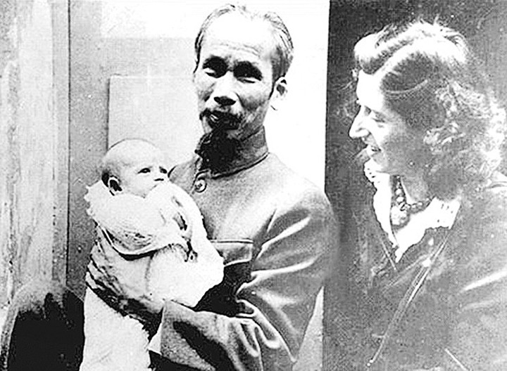 Chủ tịch Hồ Chí Minh bế con gái nuôi Babette. (Ảnh tư liệu: KT)