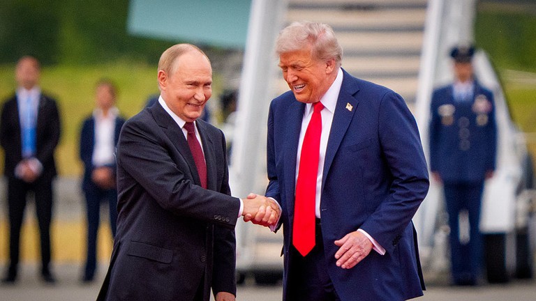 Tổng thống Nga Vladimir Putin gặp Tổng thống Hoa Kỳ Donald Trump tại Anchorage, Alaska vào ngày 15 tháng 8 năm 2025. (Ảnh: Getty Images) Tổng thống Nga Vladimir Putin gặp Tổng thống Hoa Kỳ Donald Trump tại Anchorage, Alaska vào ngày 15 tháng 8 năm 2025. (Ảnh: Getty Images)