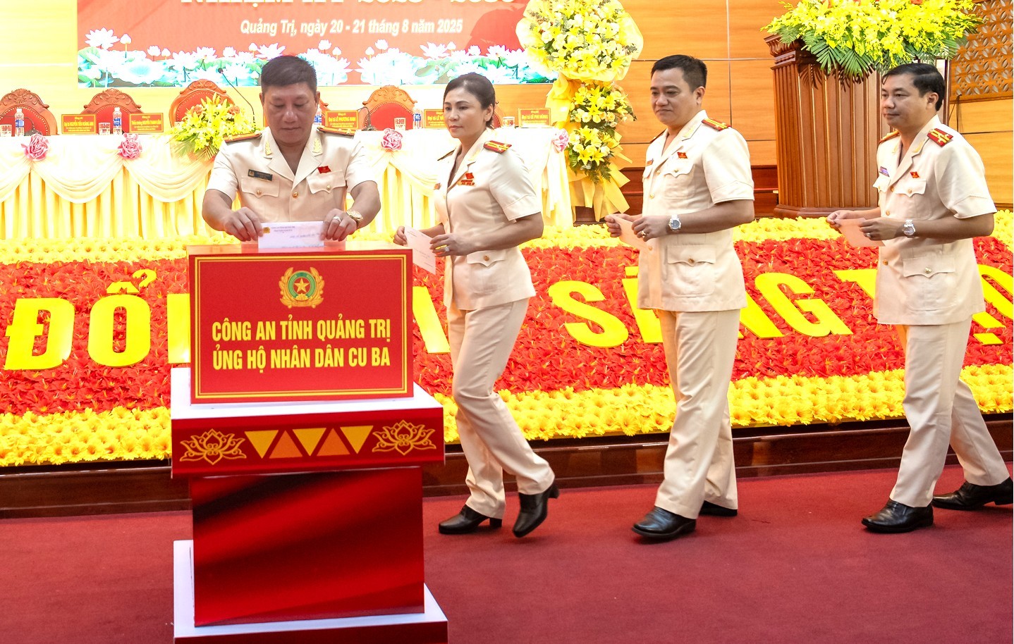  Công an tỉnh Quảng Trị tham gia quyên góp ủng hộ nhân dân Cuba. (Ảnh: Bộ Công an)