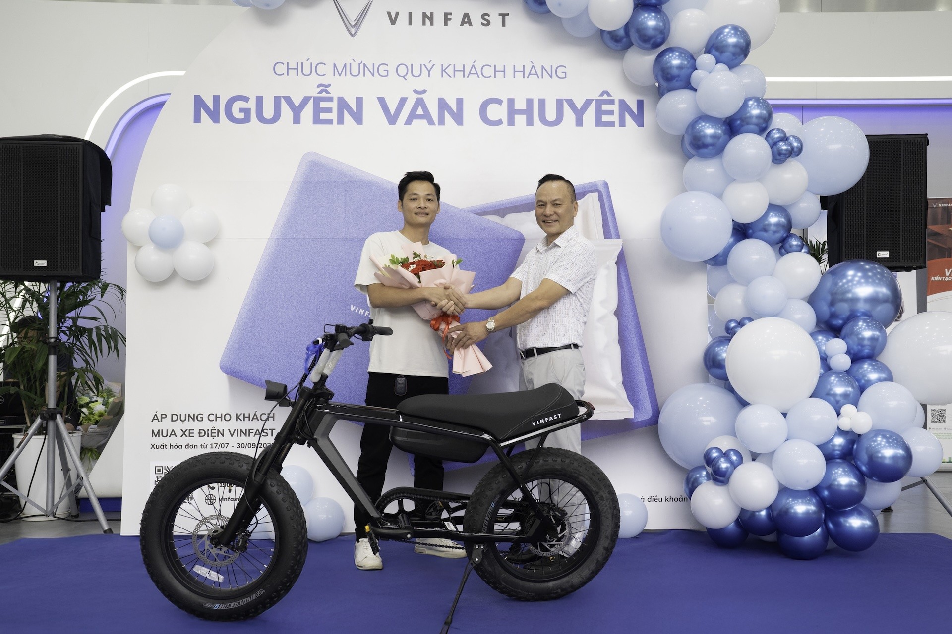 Anh Nguyễn Văn Chuyên (Hà Nội) nhận chiếc VF DrgnFly tại đại lý. Anh Nguyễn Văn Chuyên (Hà Nội) nhận chiếc VF DrgnFly tại đại lý.