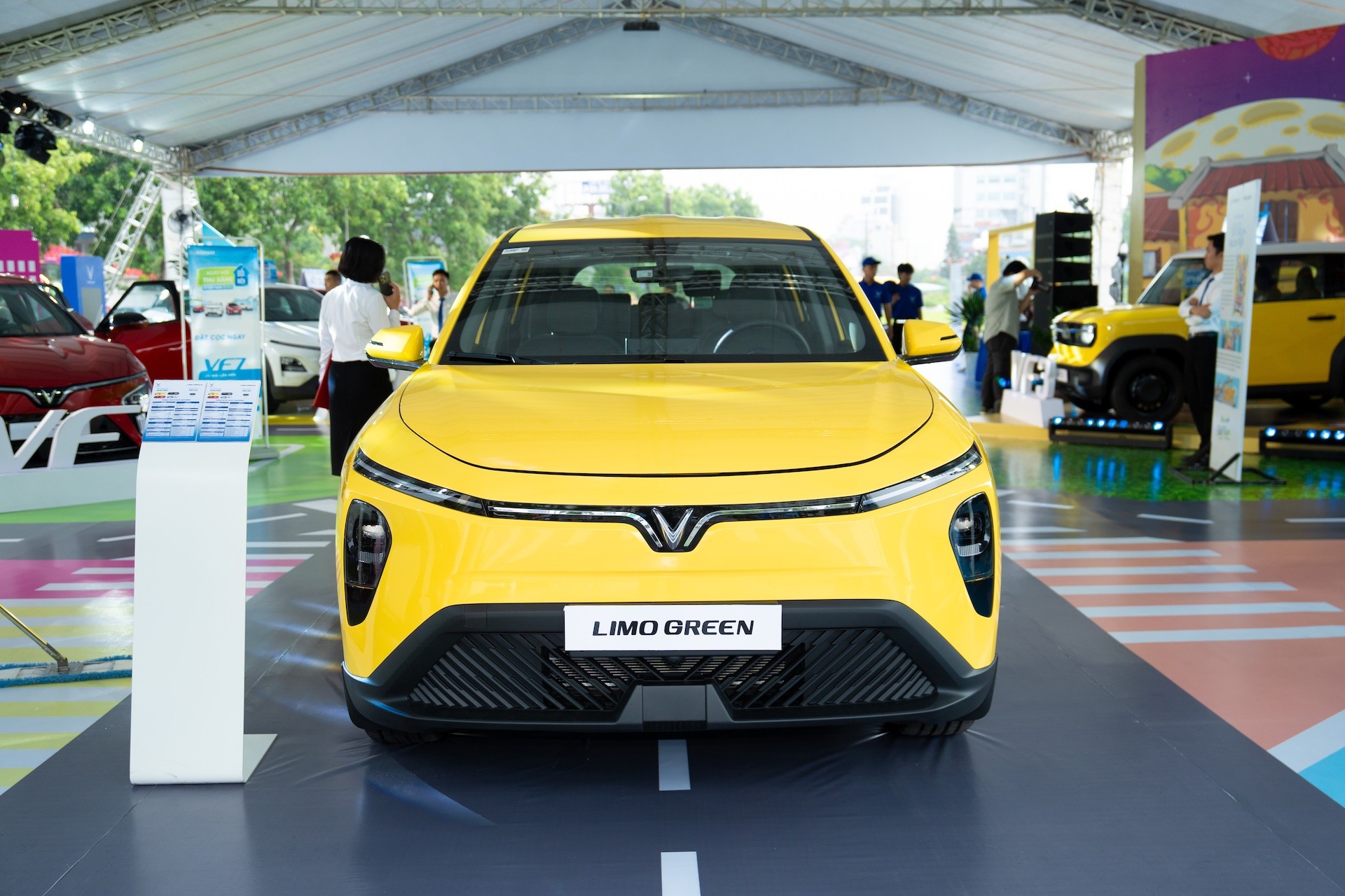 Khách hàng VinFast bất ngờ vì trải nghiệm “mua 1 được 2” Khách hàng VinFast bất ngờ vì trải nghiệm “mua 1 được 2”