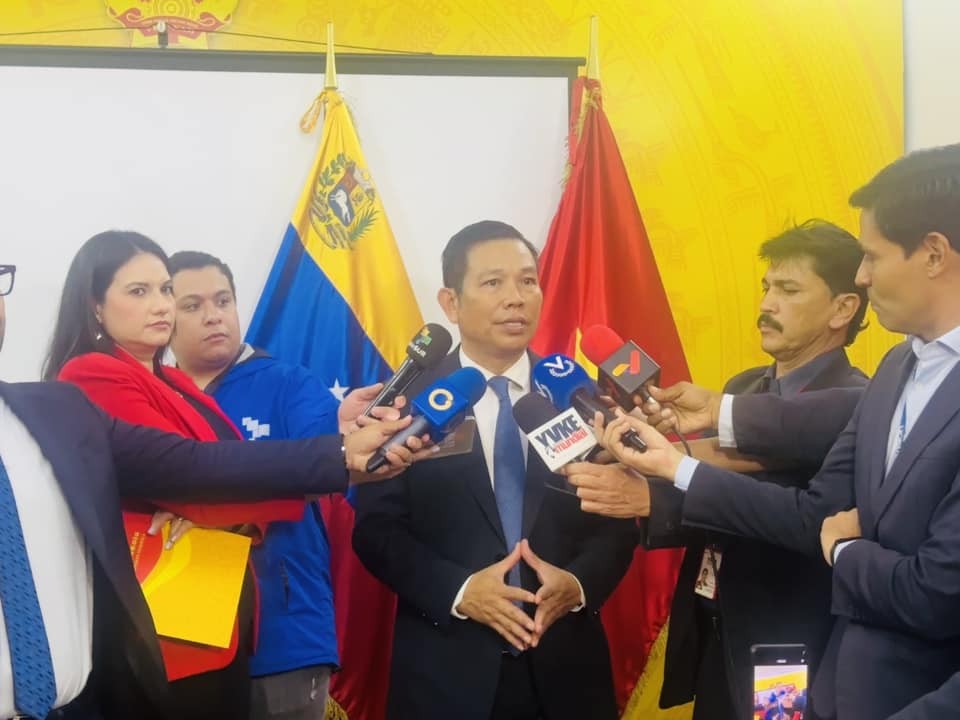 Đại sứ Việt Nam tại Venezuela Vũ Trung Mỹ trả lời phỏng vấn báo chí Venezuela. (Ảnh: Đại sứ quán Việt Nam tại Venezuela)