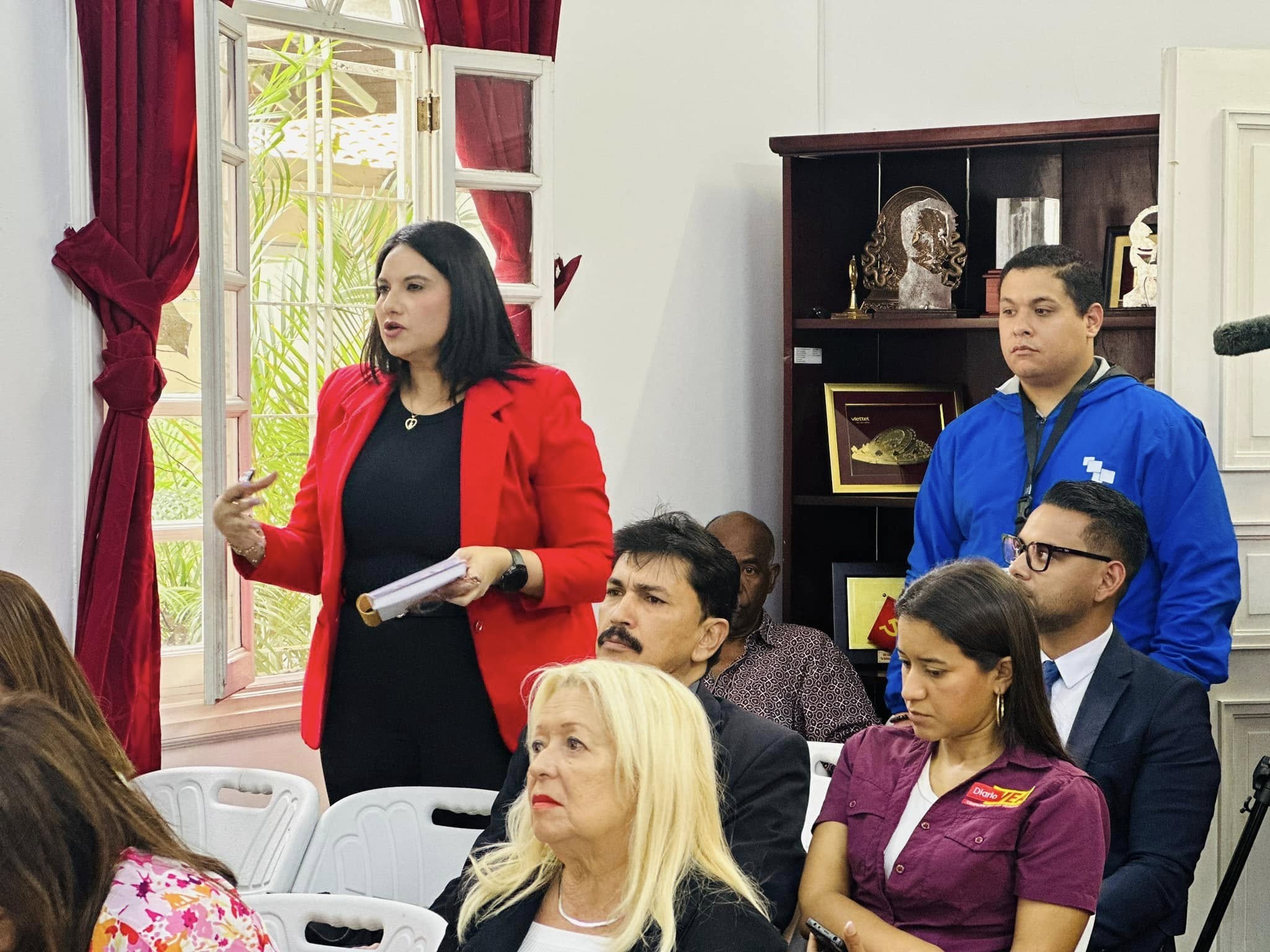 phóng viên và học giả Venezuela tham dự họp báo. (Ảnh: Đại sứ quán Việt Nam tại Venezuela)