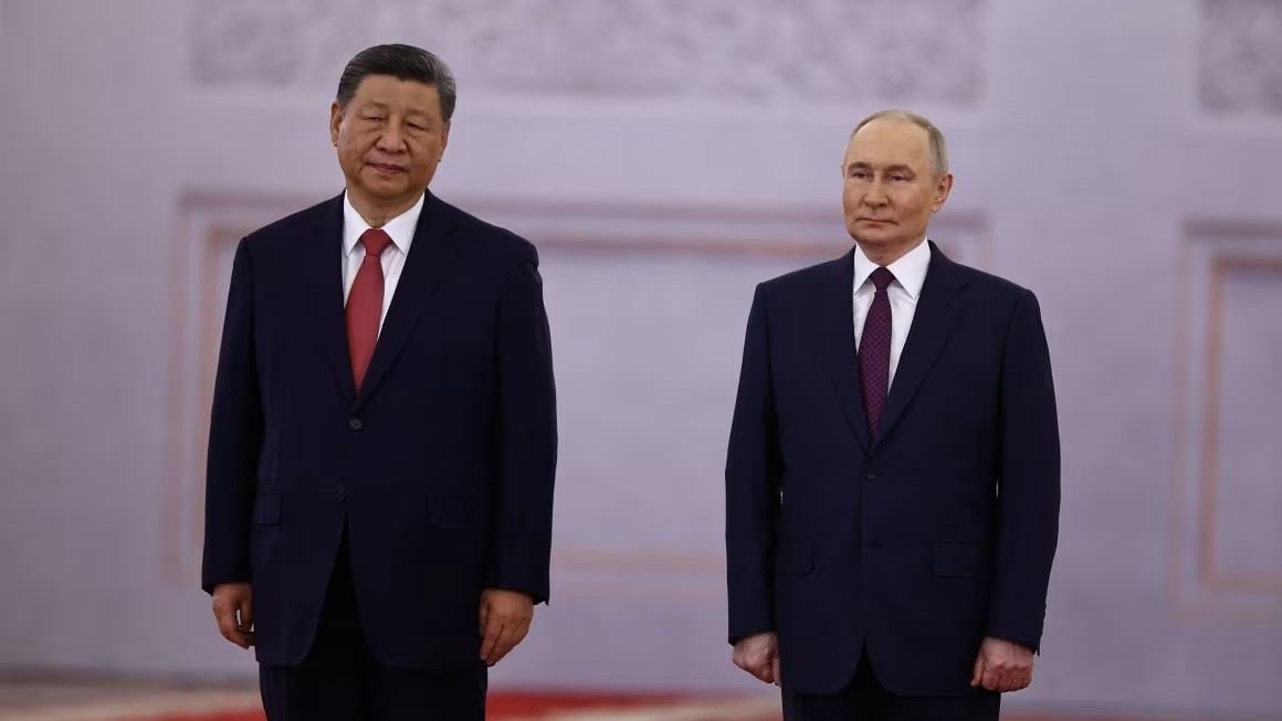 Tổng thống Nga Vladimir Putin đón Chủ tịch Trung Quốc Tập Cận Bình tại Điện Kremlin, Moscow, ngày 08/5/2025. (Ảnh: Reuters) Tổng thống Nga Vladimir Putin đón Chủ tịch Trung Quốc Tập Cận Bình tại Điện Kremlin, Moscow, ngày 08/5/2025. (Ảnh: Reuters)