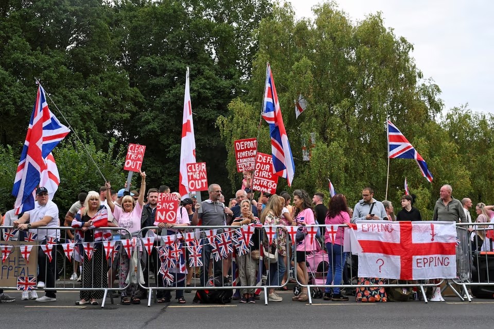Người biểu tình tập trung bên ngoài Khách sạn Bell ở Epping, Anh, ngày 24/8/2025, sau phán quyết của Tòa án Tối cao tạm dừng tiếp nhận người xin tị nạn tại đây. Ảnh: Reuters Người biểu tình tập trung bên ngoài Khách sạn Bell ở Epping, Anh, ngày 24/8/2025, sau phán quyết của Tòa án Tối cao tạm dừng tiếp nhận người xin tị nạn tại đây. Ảnh: Reuters
