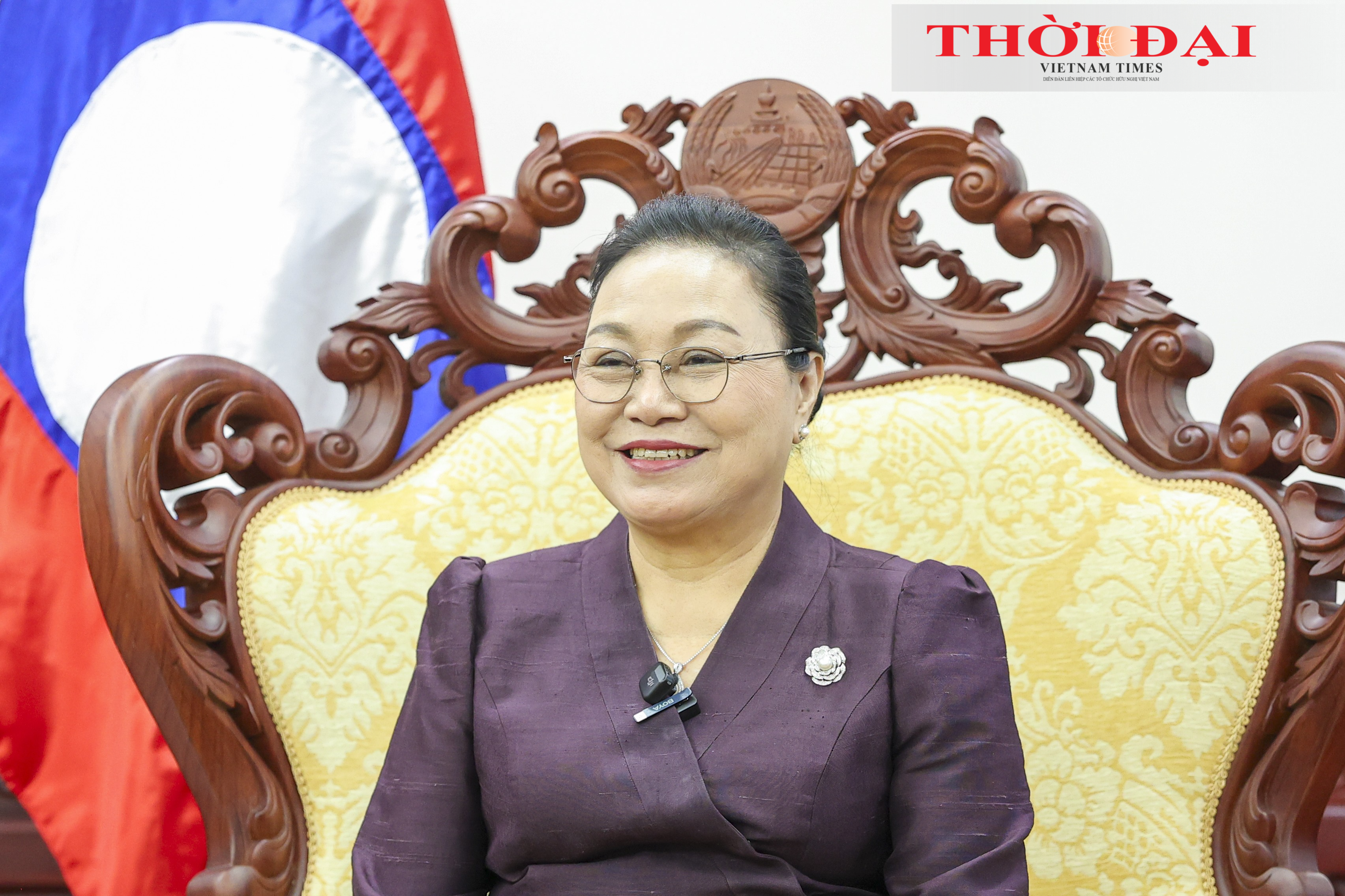 Đại sứ đặc mệnh toàn quyền nước Cộng hòa Dân chủ Nhân dân Lào tại Việt Nam Khamphao Ernthavanh trả lời phỏng vấn của phóng viên tạp chí Thời Đại. (Ảnh: Đinh Hòa) Đại sứ đặc mệnh toàn quyền nước Cộng hòa Dân chủ Nhân dân Lào tại Việt Nam Khamphao Ernthavanh trả lời phỏng vấn của phóng viên tạp chí Thời Đại. (Ảnh: Đinh Hòa)