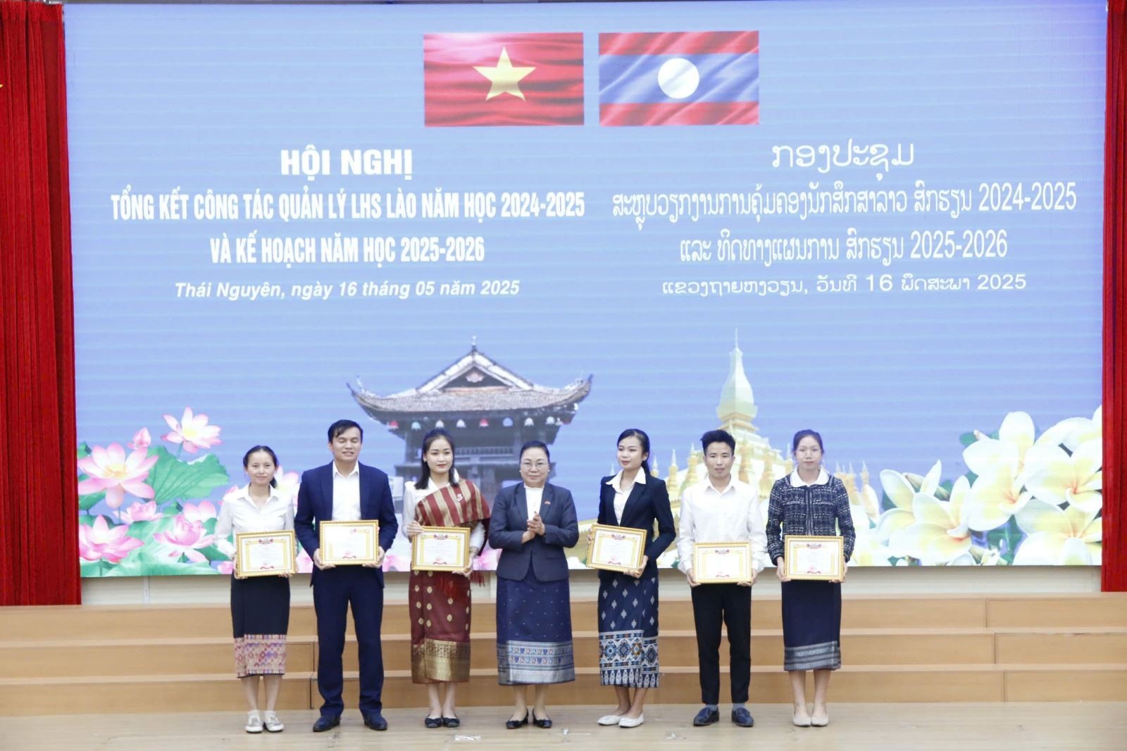 Đại sứ Khamphao Ernthavanh tặng bằng khen cho lưu học sinh Lào có thành tích xuất sắc trong học tập tại Hội nghị tổng kết công tác quản lý lưu học sinh Lào năm học 2024-2025 và triển khai kế hoạch năm học 2025-2026, tháng 5/2025. (Ảnh: tnue.edu.vn) Đại sứ Khamphao Ernthavanh tặng bằng khen cho lưu học sinh Lào có thành tích xuất sắc trong học tập tại Hội nghị tổng kết công tác quản lý lưu học sinh Lào năm học 2024-2025 và triển khai kế hoạch năm học 2025-2026, tháng 5/2025. (Ảnh: tnue.edu.vn)