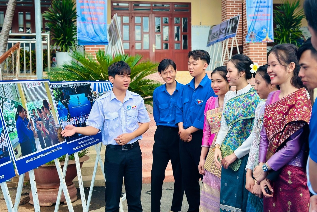 Đại sứ Khamphao Ernthavanh: Việt Nam khẳng định vị thế bằng sức sống mãnh liệt và khát vọng vươn lên Đại sứ Khamphao Ernthavanh: Việt Nam khẳng định vị thế bằng sức sống mãnh liệt và khát vọng vươn lên
