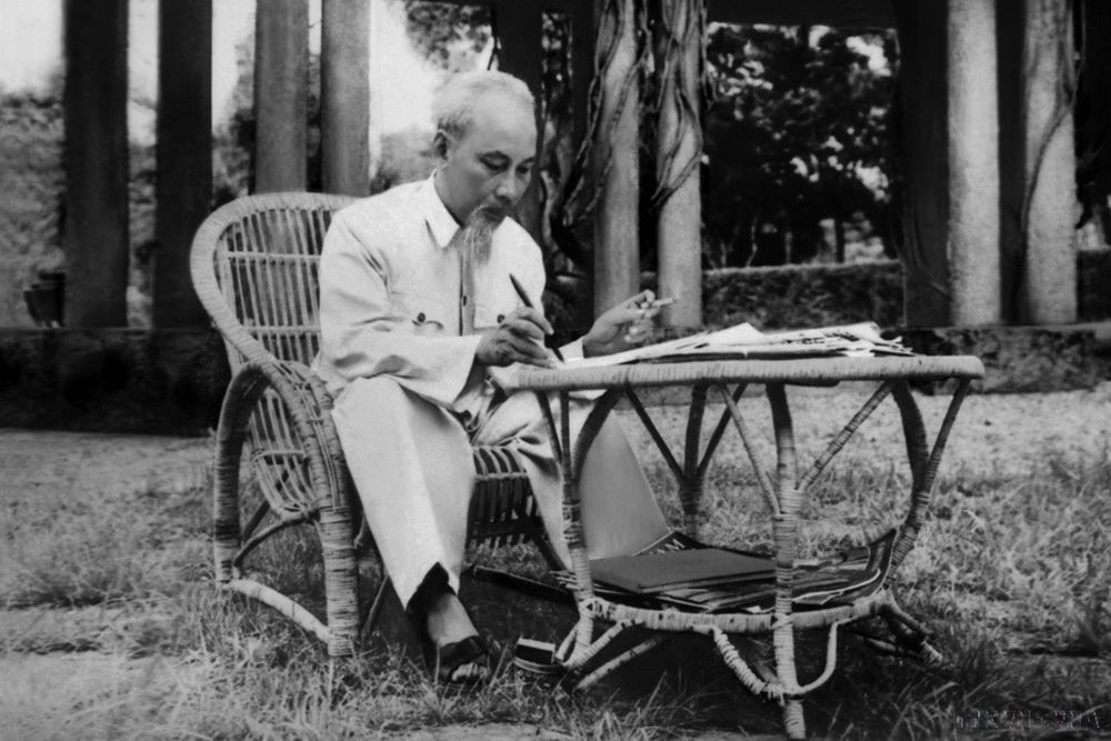 Chủ tịch Hồ Chí Minh làm việc tại Phủ Chủ tịch. (Ảnh: TTXVN)