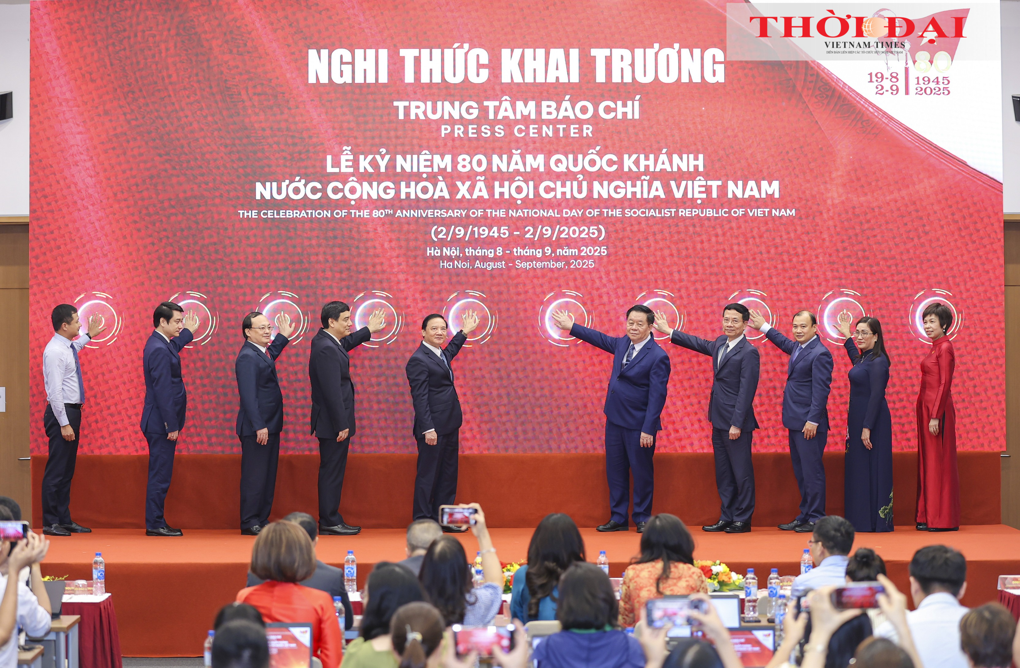Ông Nguyễn Trọng Nghĩa, Trưởng ban Tuyên giáo và Dân vận Trung ương (thứ năm từ phải sang), ông Nguyễn Khắc Định (thứ năm từ trái sang), Phó Chủ tịch Quốc hội và các đại biểu thực hiện nghi thức bấm nút khai trương Trung tâm Báo chí Lễ kỷ niệm 80 năm Quốc khánh nước Cộng hòa Xã hội Chủ nghĩa Việt Nam. (Ảnh: Đinh Hòa)