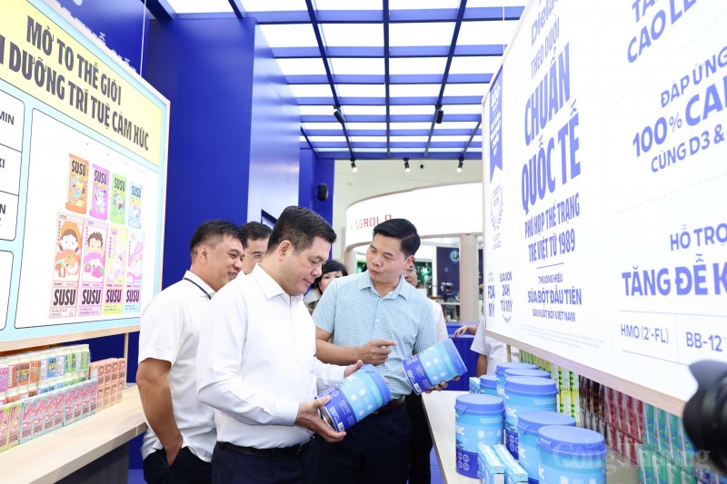         Ảnh 2A hoặc 2B: Bộ trưởng Bộ Công Thương Nguyễn Hồng Diên tham quan và kiểm tra gian hàng Vinamilk tại khu trưng bày (Ảnh: Nam Nguyễn).