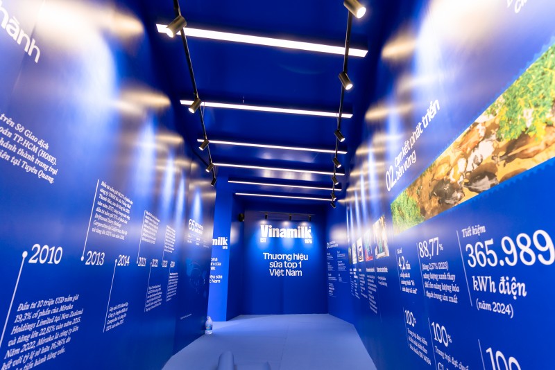 Ảnh 3A: Lần đầu tiên, Vinamilk mang đến công chúng cái nhìn tổng thể về các công nghệ, tiêu chuẩn dẫn đầu thị trường (Ảnh: Duy Cường).    Ảnh 3B: Hành trình 50 năm tiên phong “Vươn cao Việt Nam – Vươn tầm thế giới” được khắc họa một cách rõ nét (Ảnh: Duy Cường).