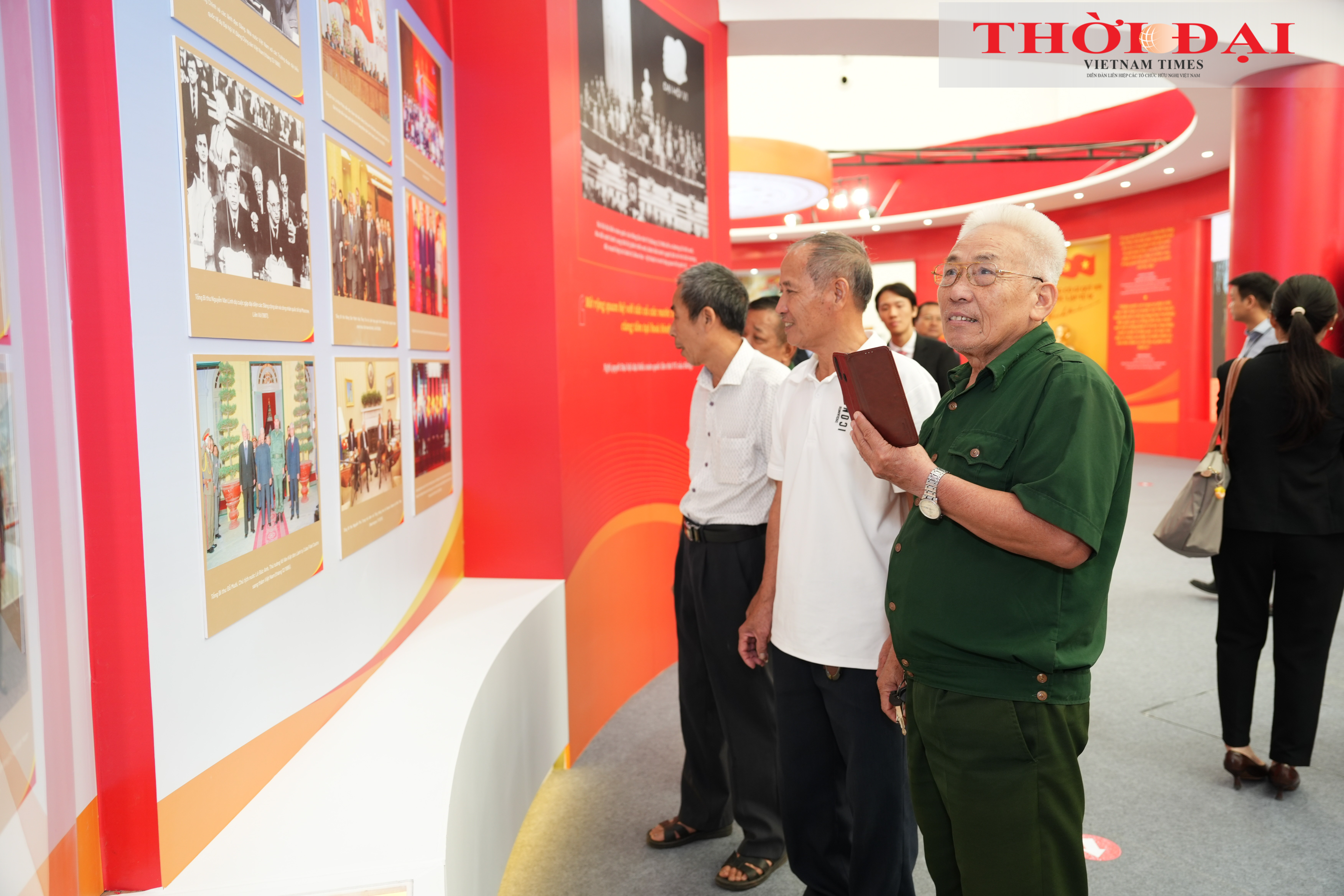Khách tham quan tìm hiểu khu trưng bày về 80 năm Ngoại giao Việt Nam. Là một trong những bộ đầu tiên của Chính phủ lâm thời nước Việt Nam Dân chủ Cộng hòa, Bộ Ngoại giao do Chủ tịch Hồ Chí Minh sáng lập và giữ cương vị Bộ trưởng đầu tiên. Trải qua hai cuộc kháng chiến và gần 40 năm Đổi mới, ngoại giao luôn đi trước mở đường, góp phần đưa Việt Nam từ một dân tộc thuộc địa trở thành quốc gia năng động, uy tín trong khu vực và thế giới. Khách tham quan tìm hiểu khu trưng bày về 80 năm Ngoại giao Việt Nam. Là một trong những bộ đầu tiên của Chính phủ lâm thời nước Việt Nam Dân chủ Cộng hòa, Bộ Ngoại giao do Chủ tịch Hồ Chí Minh sáng lập và giữ cương vị Bộ trưởng đầu tiên. Trải qua hai cuộc kháng chiến và gần 40 năm Đổi mới, ngoại giao luôn đi trước mở đường, góp phần đưa Việt Nam từ một dân tộc thuộc địa trở thành quốc gia năng động, uy tín trong khu vực và thế giới.