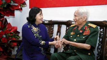 trung tuong nguyen quoc thuoc nhan huy hieu 80 nam tuoi dang