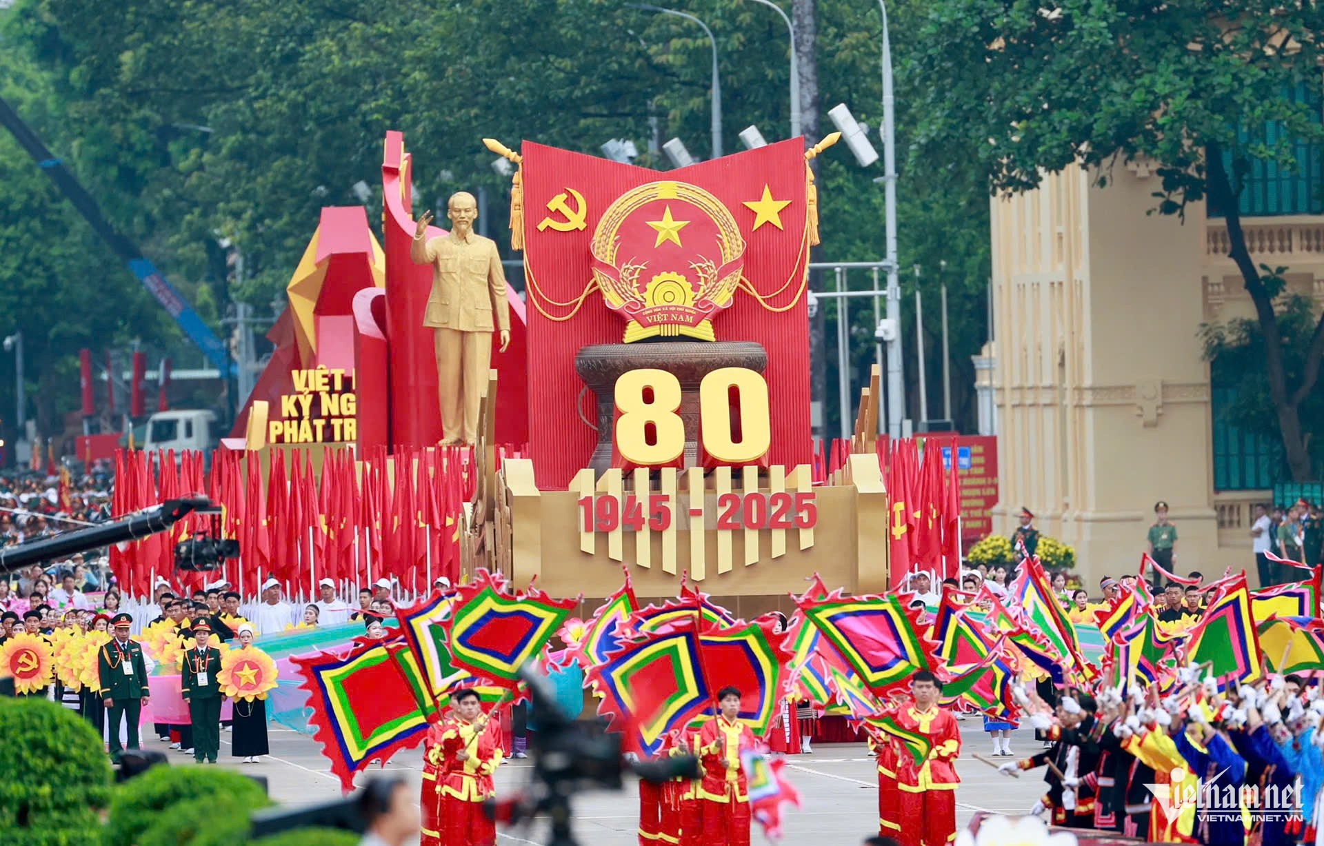 Bốn khối nghi trượng mở đầu đội hình diễu binh, diễu hành. Xe rước Quốc huy với thân xe được phát triển từ họa tiết chèo thuyền gắn với trống đồng; 54 thanh niên đại diện 54 dân tộc. Tiếp đến là nghi trượng rước cờ Tổ quốc, cờ Đảng; xe rước chân dung Chủ tịch Hồ Chí Minh và biểu tượng 80 năm Quốc khánh. (Ảnh: VietNamNet) Bốn khối nghi trượng mở đầu đội hình diễu binh, diễu hành. Xe rước Quốc huy với thân xe được phát triển từ họa tiết chèo thuyền gắn với trống đồng; 54 thanh niên đại diện 54 dân tộc. Tiếp đến là nghi trượng rước cờ Tổ quốc, cờ Đảng; xe rước chân dung Chủ tịch Hồ Chí Minh và biểu tượng 80 năm Quốc khánh. (Ảnh: VietNamNet)