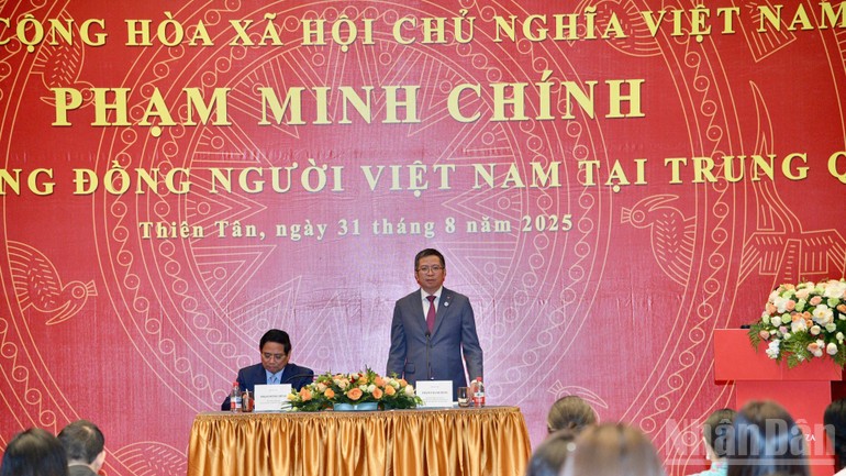 Thủ tướng Phạm Minh Chính gặp gỡ bà con cộng đồng người Việt Nam tại Trung Quốc