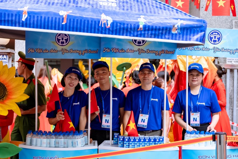 Ảnh 1A hoặc Ảnh 1B (báo chọn 1 trong 2 ảnh): 15 điểm tiếp ứng các sản phẩm dinh dưỡng của Vinamilk được triển khai dọc các tuyến đường trọng điểm khá thuận tiện để phục vụ lực lượng làm nhiệm vụ và người dân tham gia cổ vũ. Hòa cùng niềm vui của nhân dân cả nước, vinh dự được nhận nhiệm vụ, đội ngũ tiếp sức dinh dưỡng của Vinamilk luôn vui tươi với tinh thần sẵn sàng phục vụ. (Ảnh: Vi Nam)