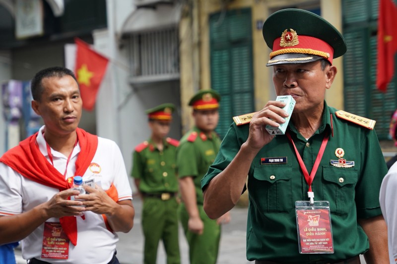 Ảnh 4A hoặc 4B (báo chọn 1 trong 2 ảnh): Ngày trước chiến đấu trên chiến trường, ngày nay các cựu chiến binh sải bước hạnh phúc trên tuyến đường diễu hành. (Ảnh: Vi Nam)