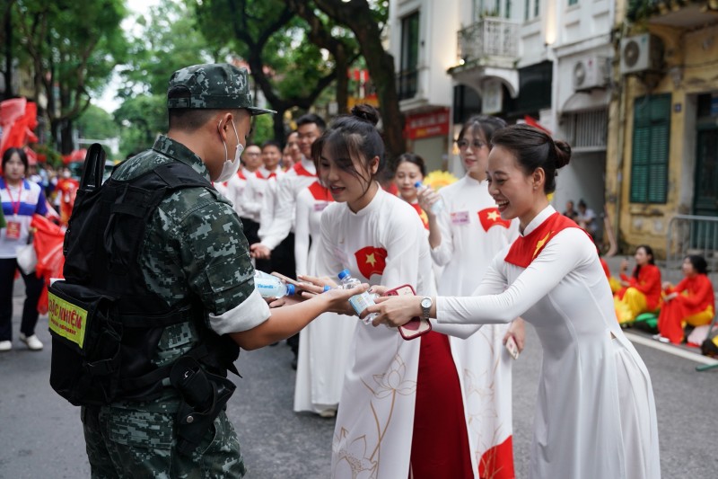 Tiếp nước giữa giờ làm nhiệm vụ. (Ảnh: Vi Nam